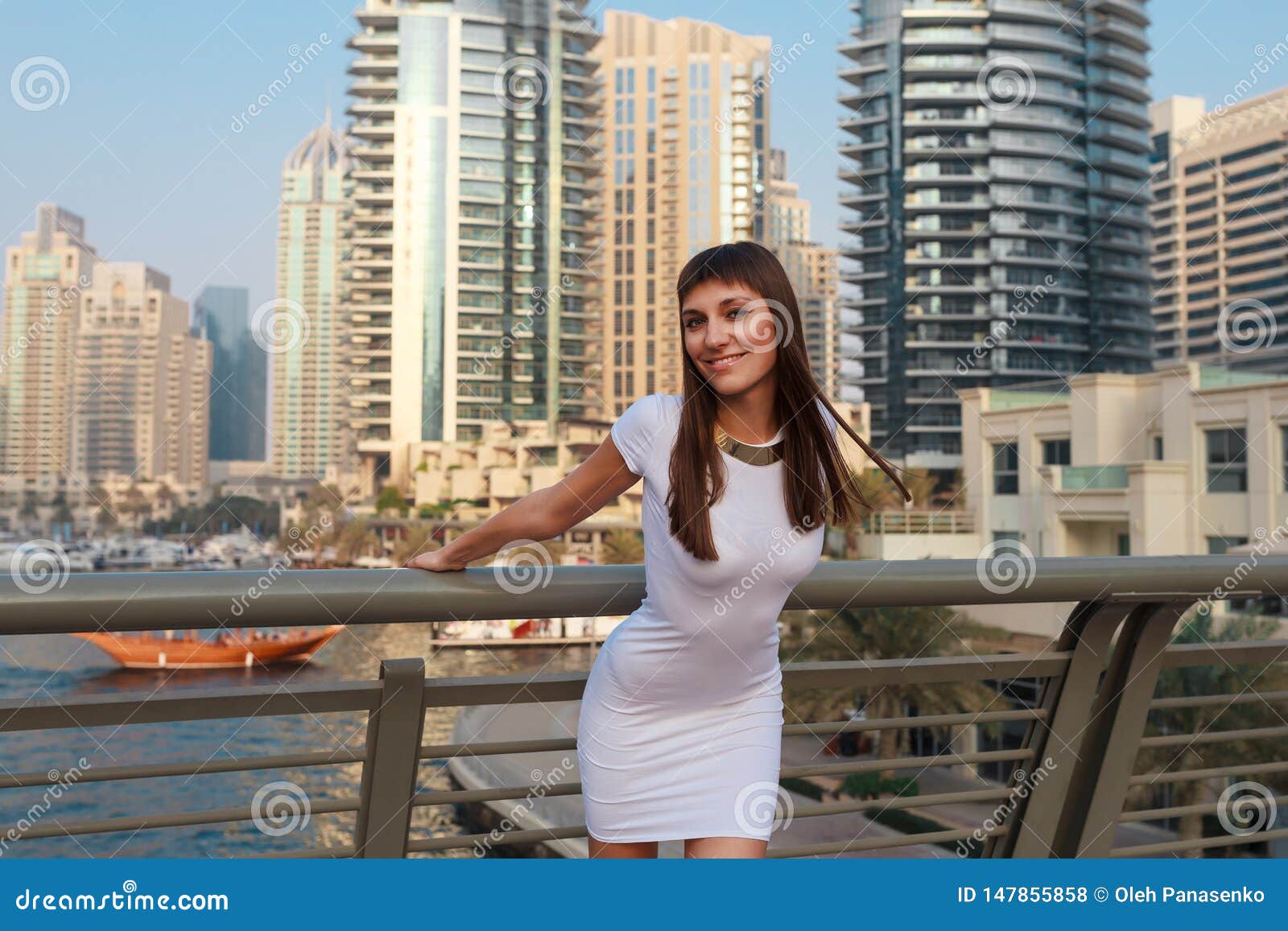 Happy Beautiful Tourist Woman in Fashionable Summer White Dress Walking and  Enjoying in Dubai Marina in United Arab Emirates. Photo stock - Image du  détente, modèle: 147855858