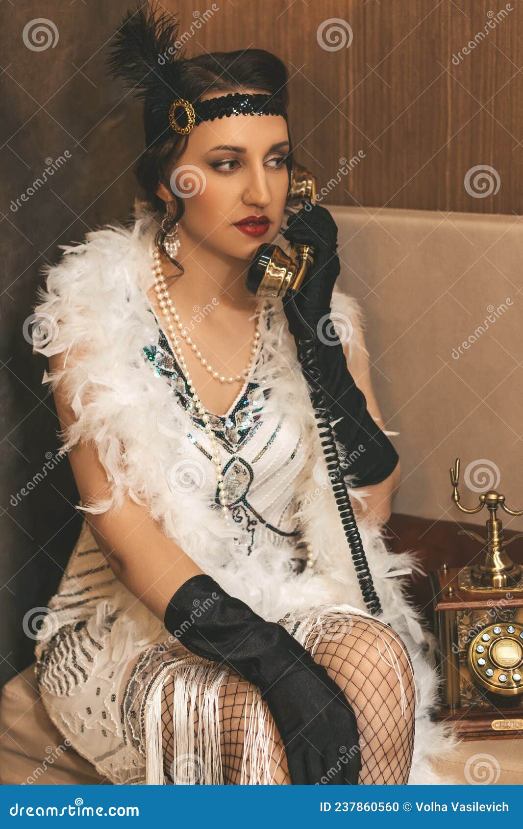 Belle Femme En Gros Plan Sur Fond De Sapin Décoré. Style Gatsby Photo stock  - Image du mode, robes: 237860560