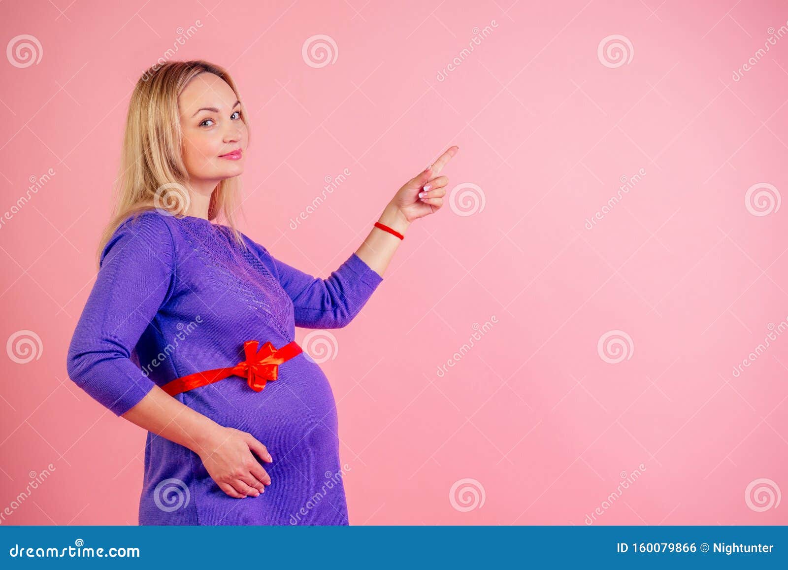 Belle Femme Enceinte Blonde Dans Une Robe Avec Arc En Satin Rouge Sur Le Ventre Le Bebe Reve Et Pointez Le Doigt Dans Photo Stock Image Du Neuf Bande Belle Femme Enceinte Blonde Dans Une Robe Avec Arc En Satin Rouge Sur Le Ventre Le Bebe Reve Et Pointez Le Doigt Dans Photo Stock Image Du Neuf Bande
