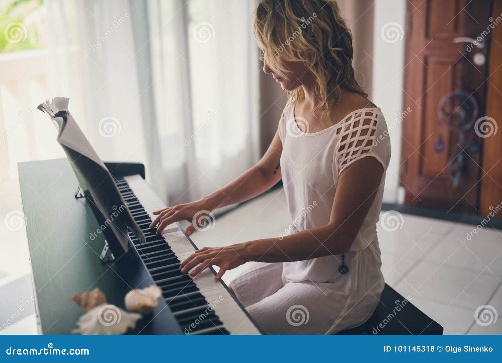 She play piano well. Человек за фортепиано. Человек за роялем. Женщина и пианино. Девушка играет на пианино.