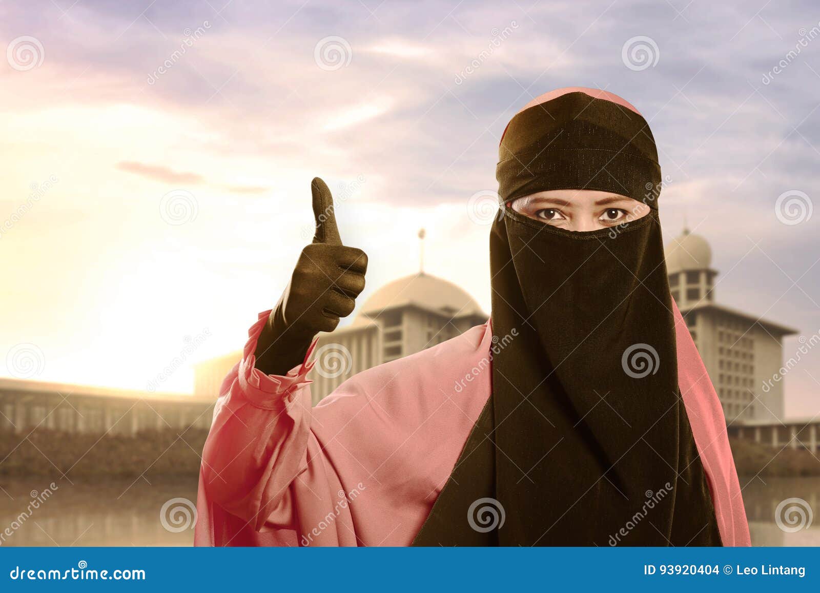 Belle Femme Musulmane Asiatique  Avec Le Niqab  Montrant Des 