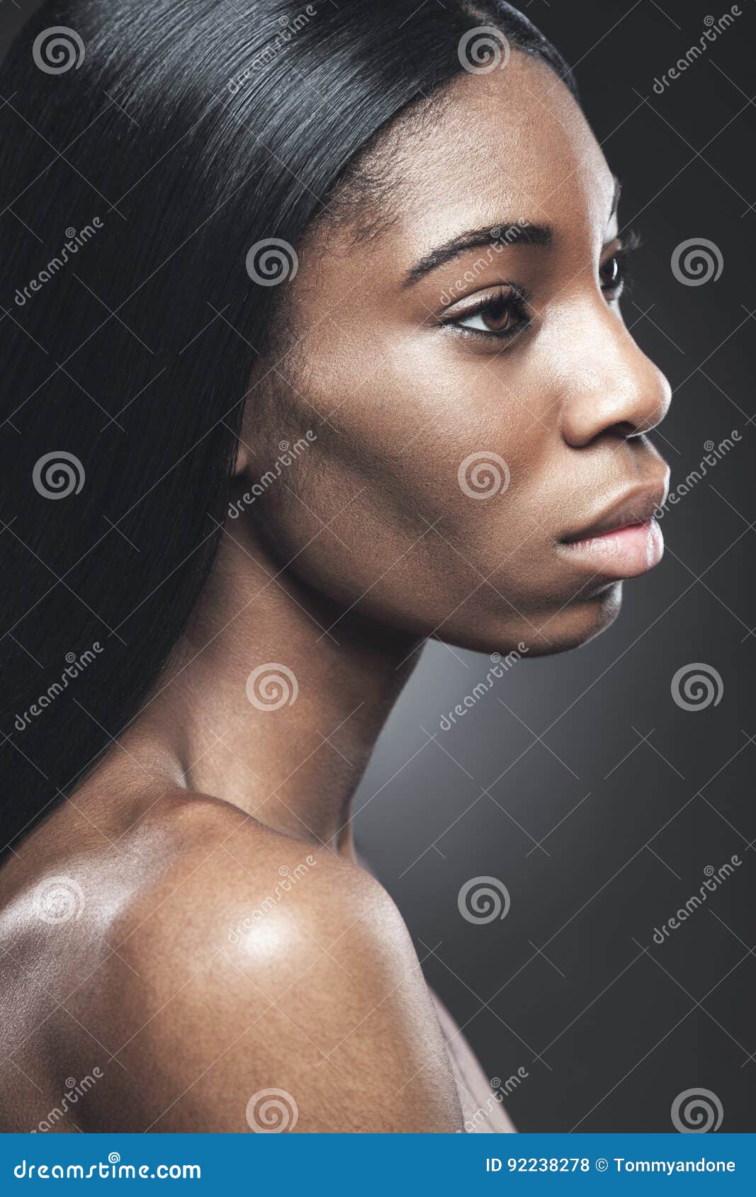 Belle Femme Noire Avec La Peau Parfaite Photo stock - Image du