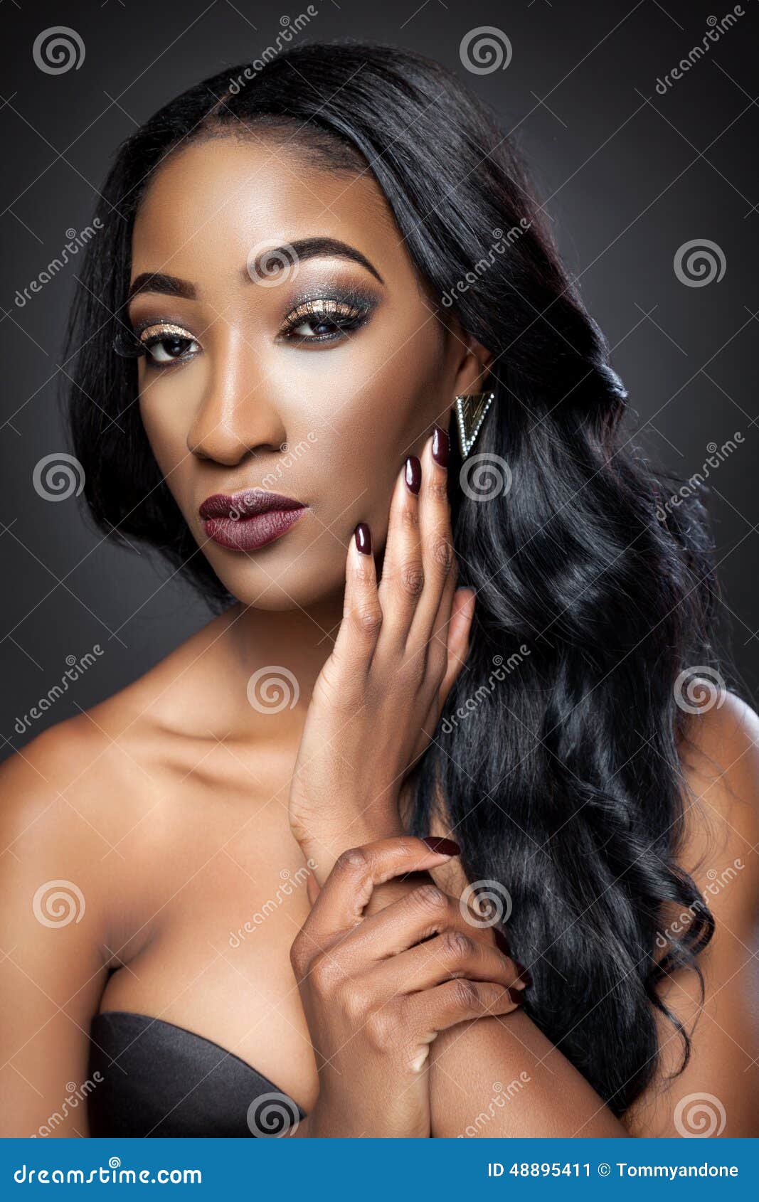 Belle Femme Noire Avec Les Boucles Luxueuses Image stock - Image