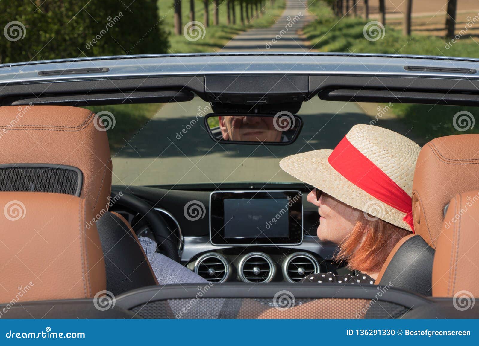 Belle Femme Plus âgée Avec Le Chapeau Du Soleil Et Son Associé Dans Une  Voiture Photo stock - Image du couples, lifestyle: 136291330