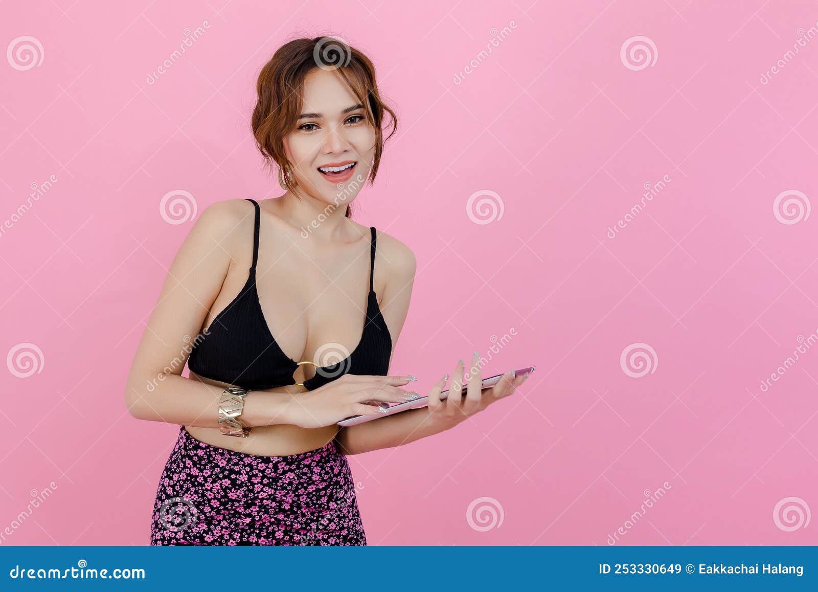 heureuse jeune femme asiatique en maillot de bain rose se détendre