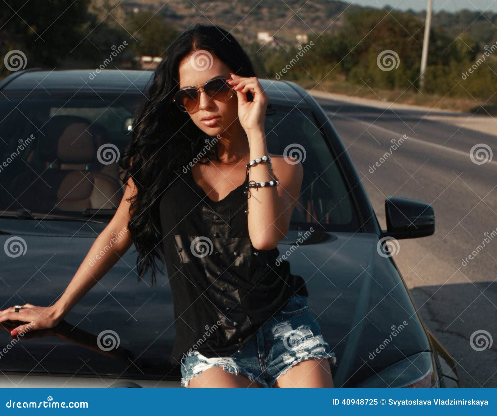 Une Belle Fille En Lunettes De Soleil Se Trouve Dans Un Siège De Voiture  Enfant Dans La Voiture Et Regarde Par La Fenêtre. Voyage Image stock -  Image du piloter, confortable: 221996591