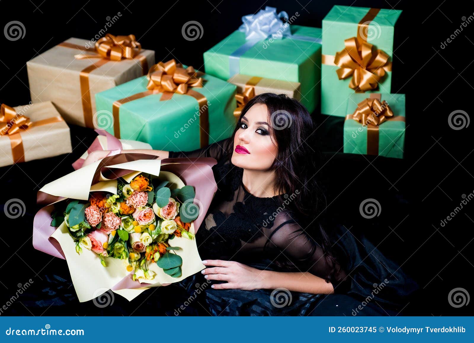 Belle Fille Avec Cadeau Cadeau Cadeau Cadeau Cadeau Fête Anniversaire  Concept. Femme Romantique Sur Fond Noir Avec Cadeaux Cadeaux Image stock -  Image du fleur, beauté: 260023745