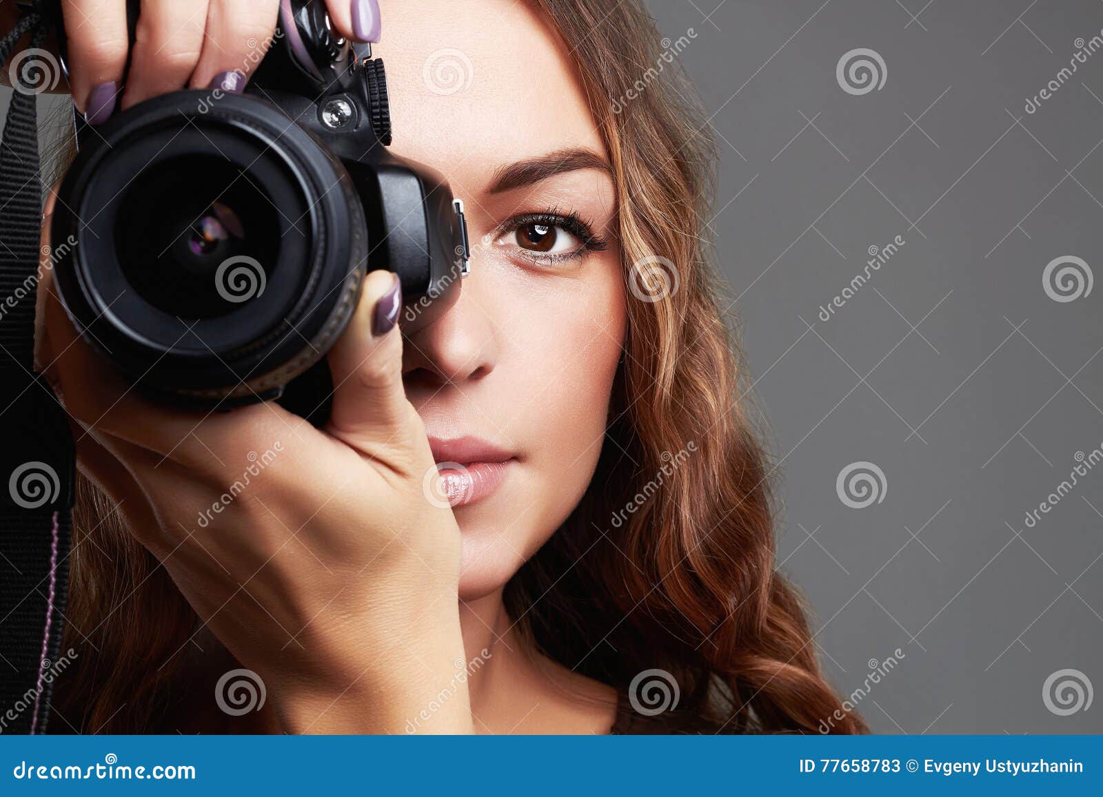 La Femme Est Une Photographe Professionnelle Avec L'appareil-photo