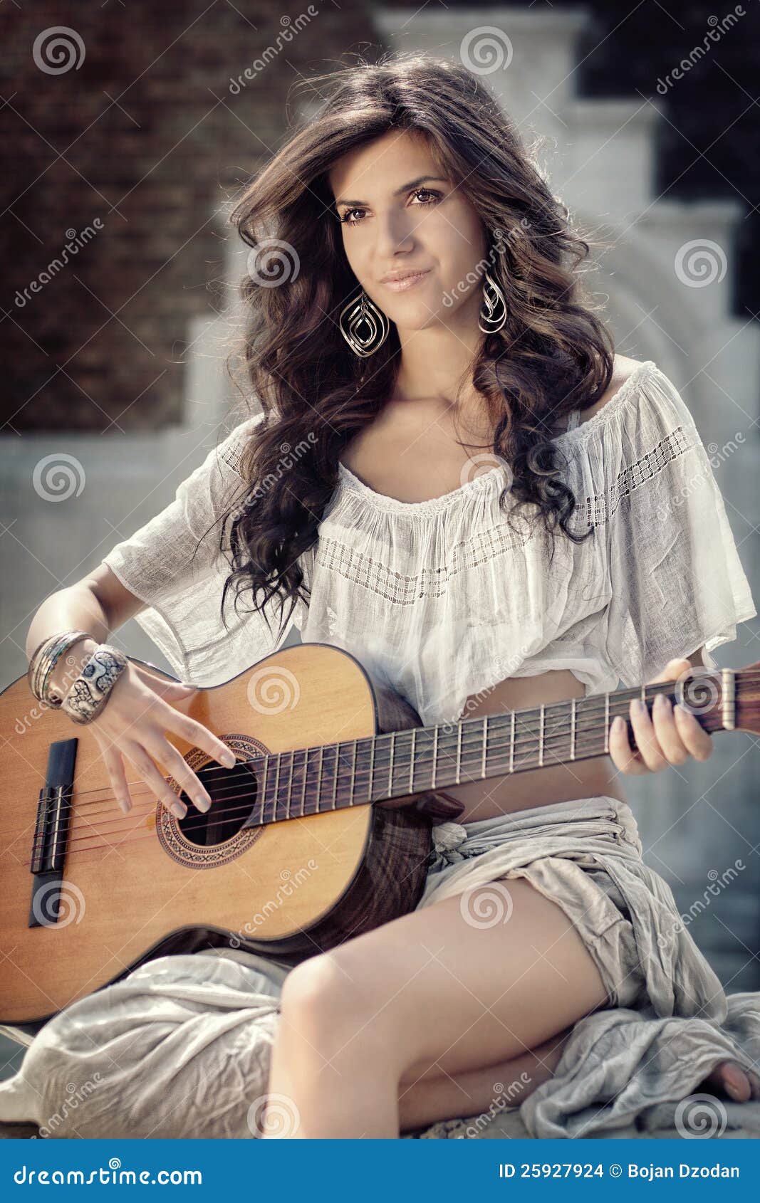 Belle fille avec guitare électrique image libre de droit par gdolgikh ©  #8331253