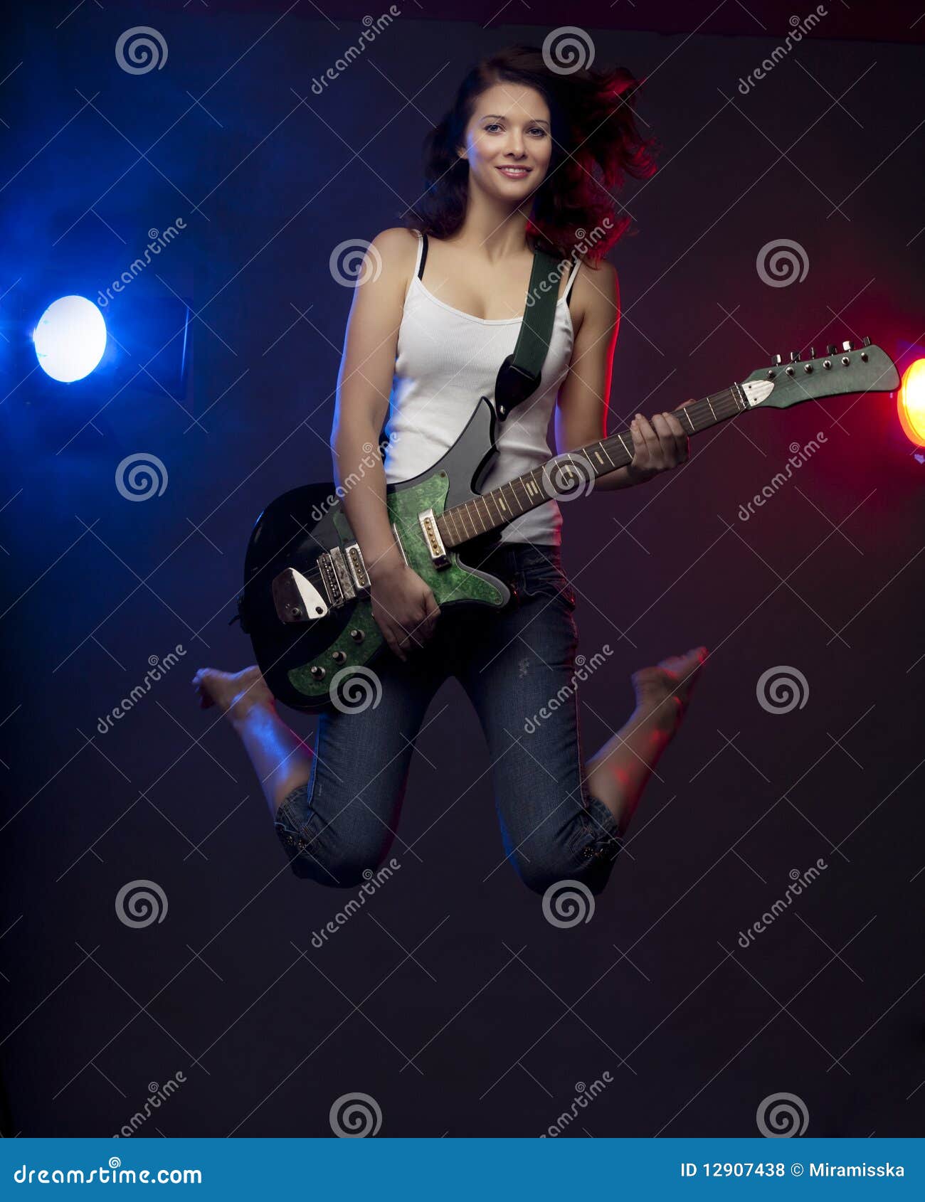 Belle fille avec guitare électrique image libre de droit par gdolgikh ©  #8331253