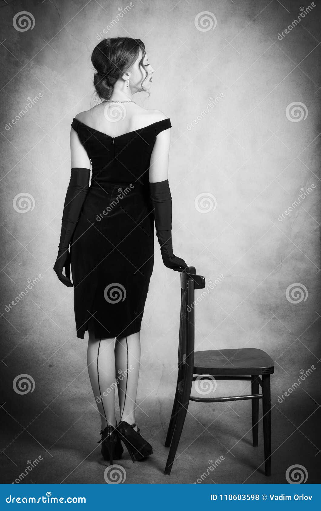 Belle Fille Dans La Robe De Soirée Et Les Longs Gants Se Tenant Avec Le  Sien De Retour Photo stock - Image du classiques, pose: 110603598