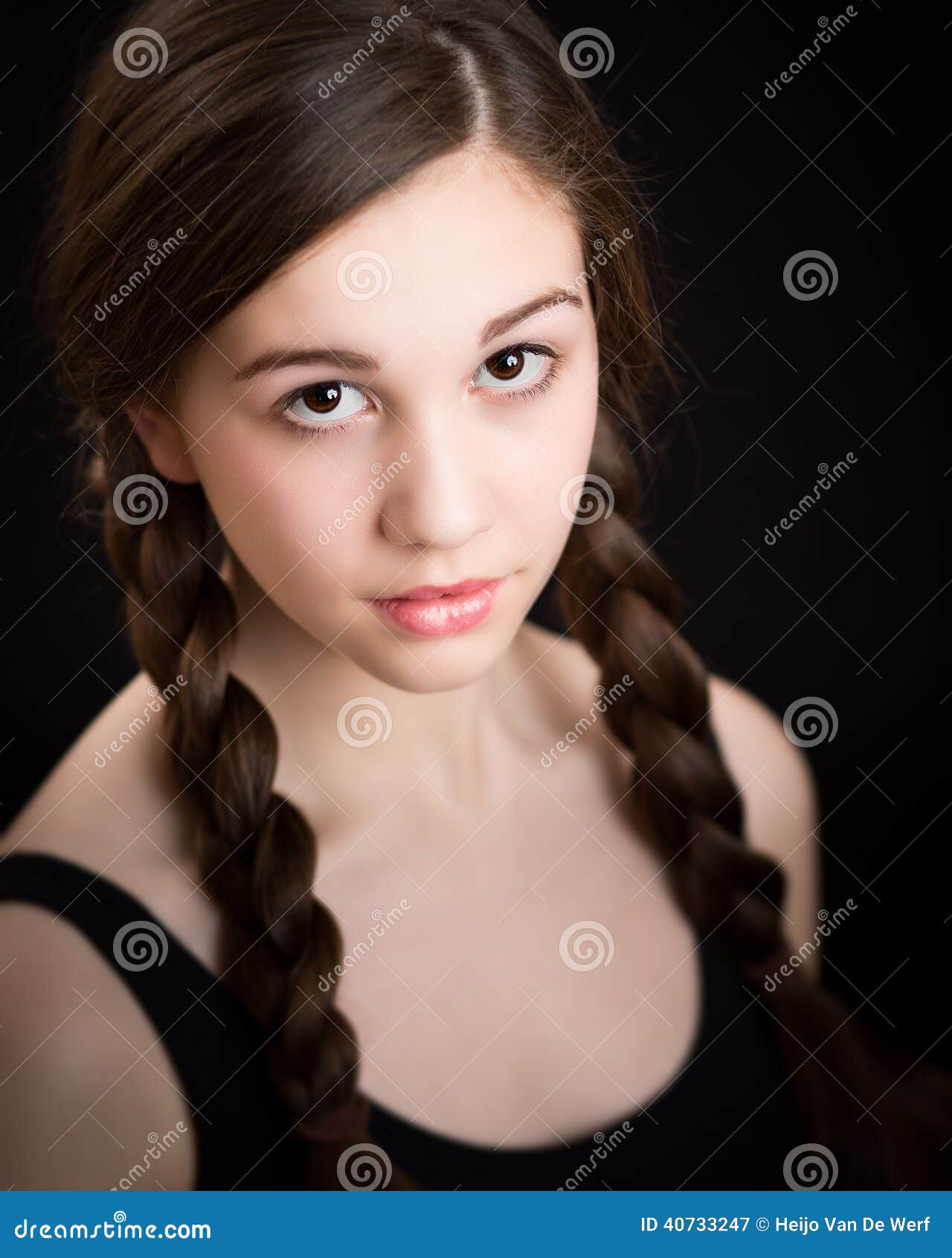 Ado, Tresses Et Maquillage De Fille De Mode Image stock - Image du