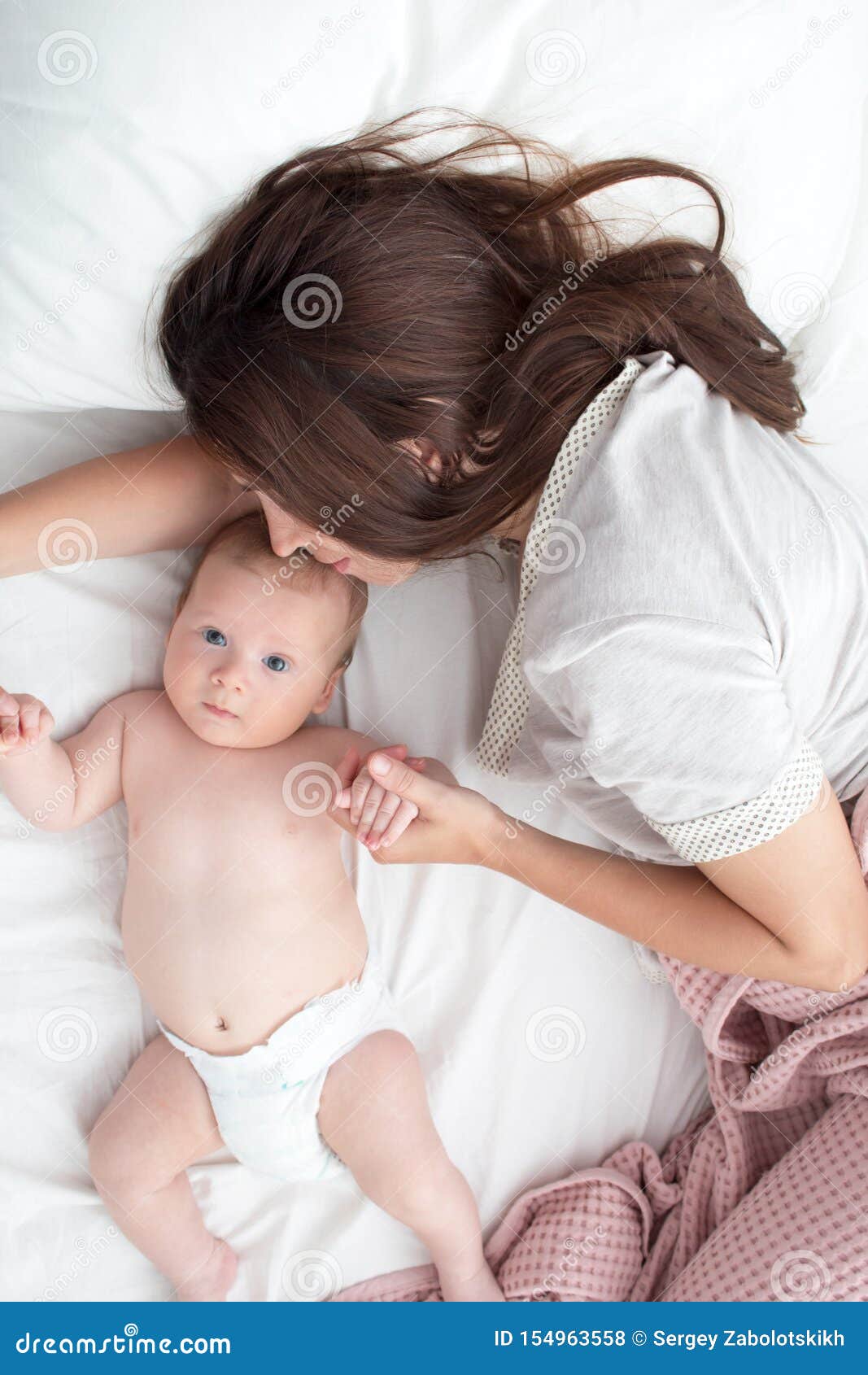 Belle Fille De Brune Embrassant Son Bebe Ils Sont Dans La Chambre A Coucher Le Concept De L Amour Et Du Bonheur Photo Stock Image Du Fille Enfance Belle Fille De Brune Embrassant Son Bebe Ils Sont Dans La Chambre A Coucher Le Concept De L Amour Et Du Bonheur Photo Stock Image Du Fille Enfance