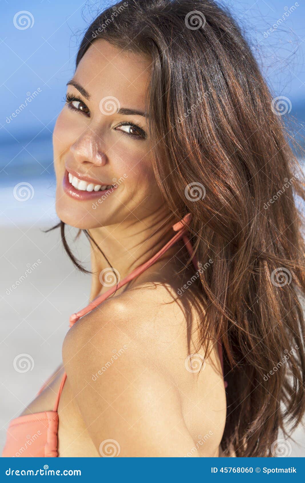 belle fille de jeune femme de brune dans le bikini  u00e0 la plage photo stock