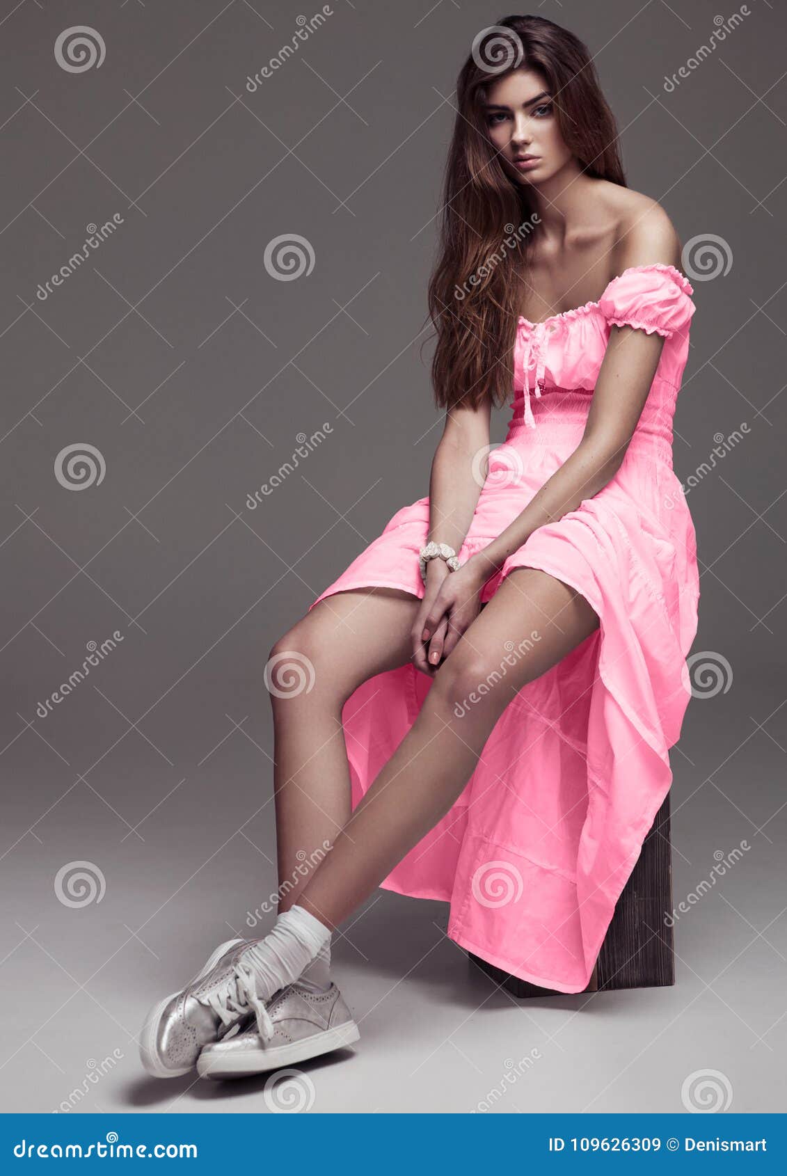 Belle Fille De Mode De Jeune Fille Dans La Robe Rose Image stock - Image du  modèle, noir: 109626309