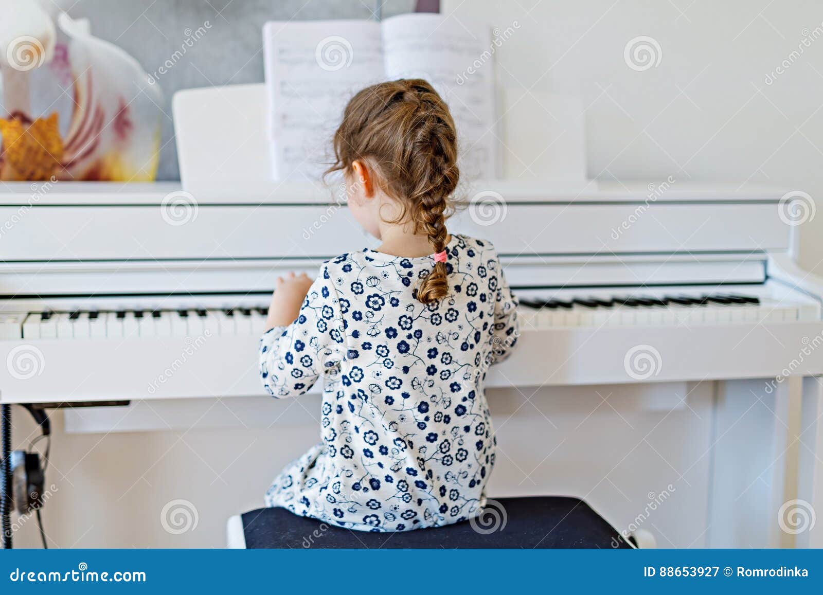 Sister play piano