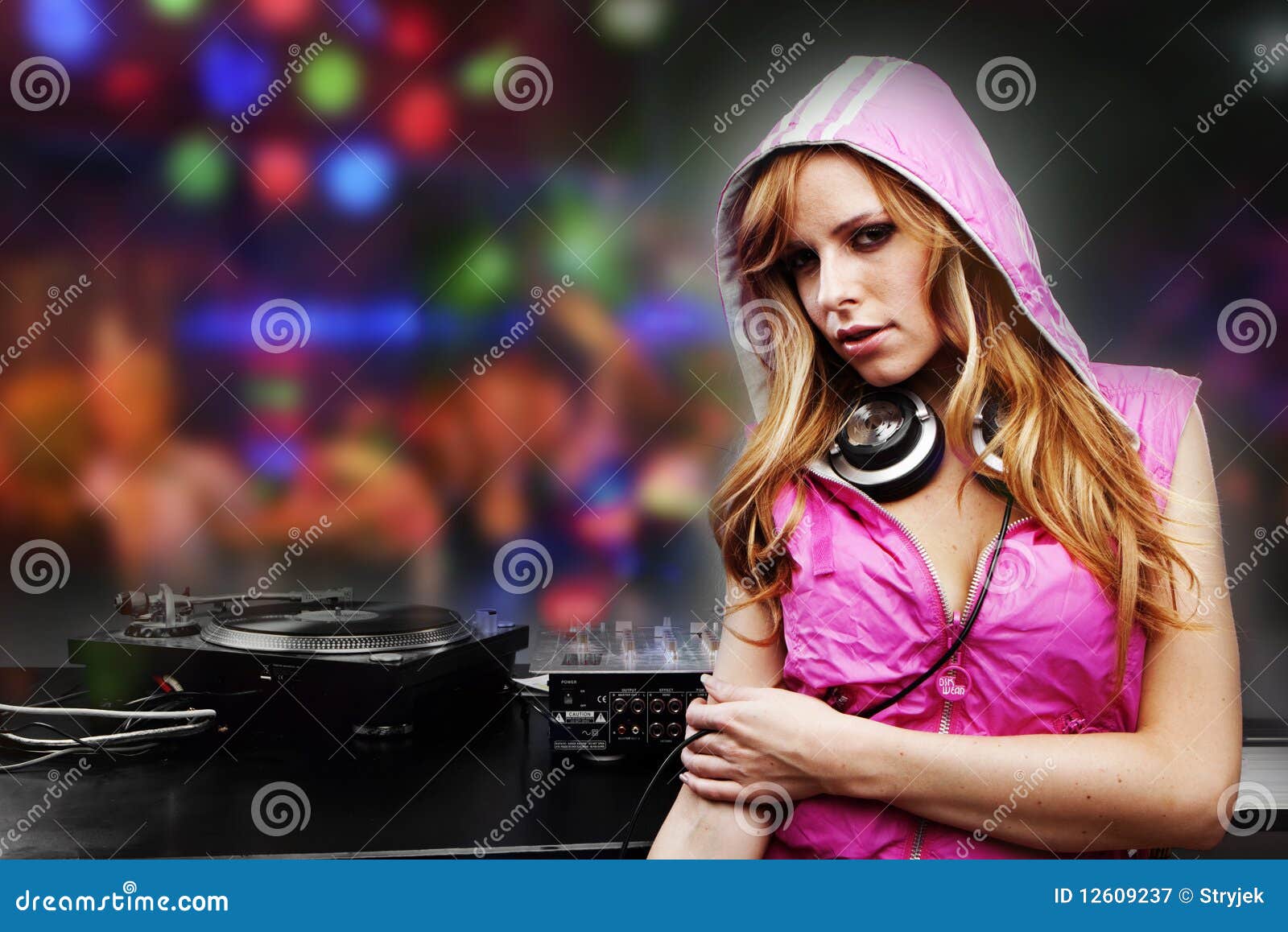 Belle fille du DJ image stock. Image du mode, discothèque 12609237