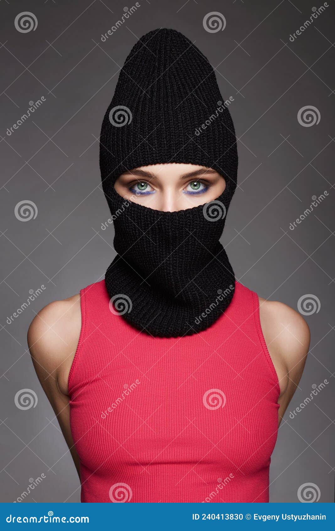 Belle Fille En Noir Balaclava. Masque Tendance Sur Jolie Femme