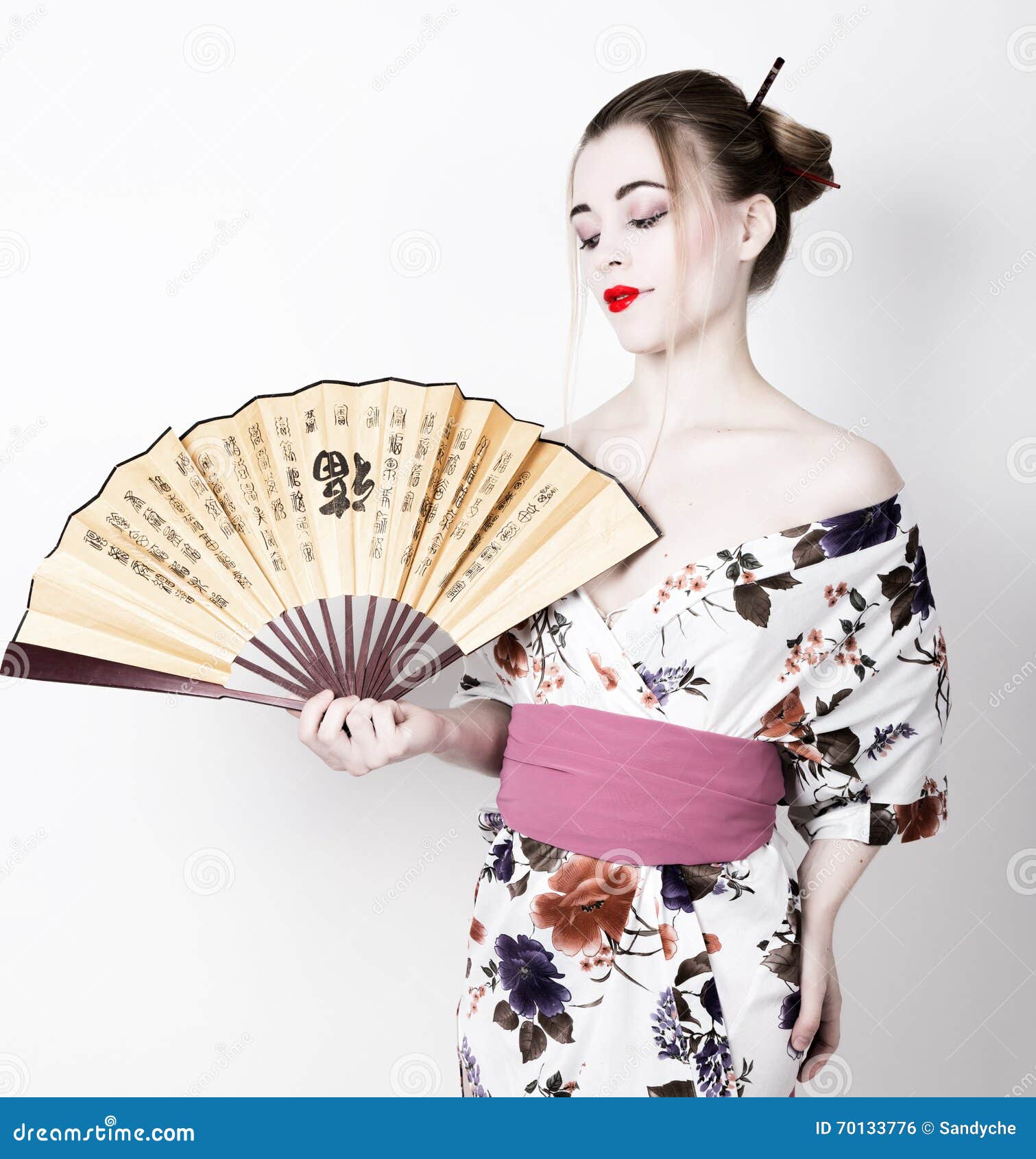 Geisha Japonaise De Maquillage Blanc Avec éventail Japonais