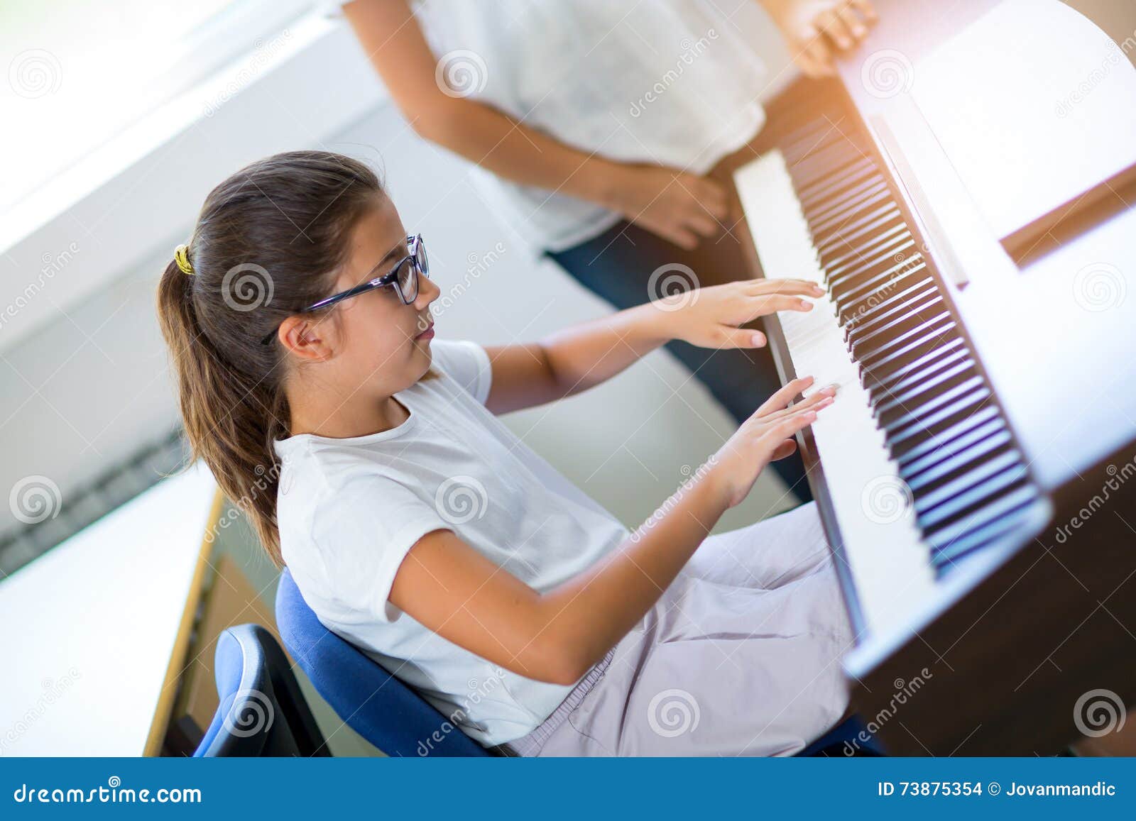 Belle Fille Jouant Le Piano à L'école De Musique Photo stock - Image du  instruments, concert: 73875354