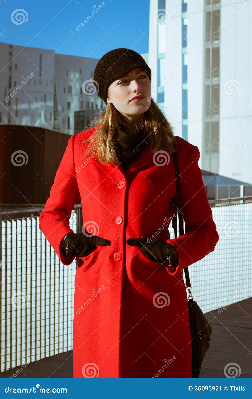 Belle fille posant avec le manteau rouge. Belle fille posant dans la rue avec le manteau rouge