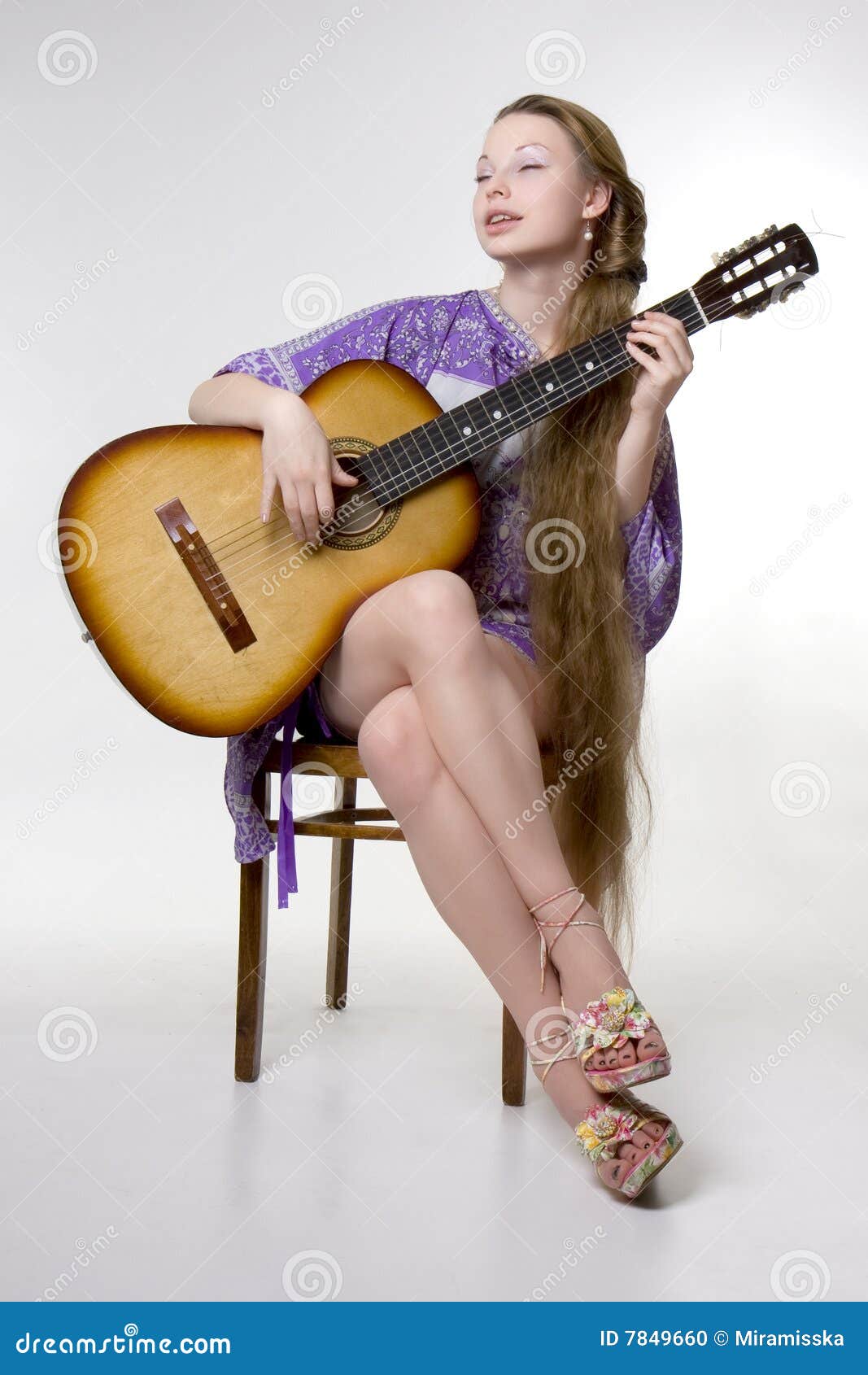 Jolie Petite Fille Joue De La Guitare En Concert