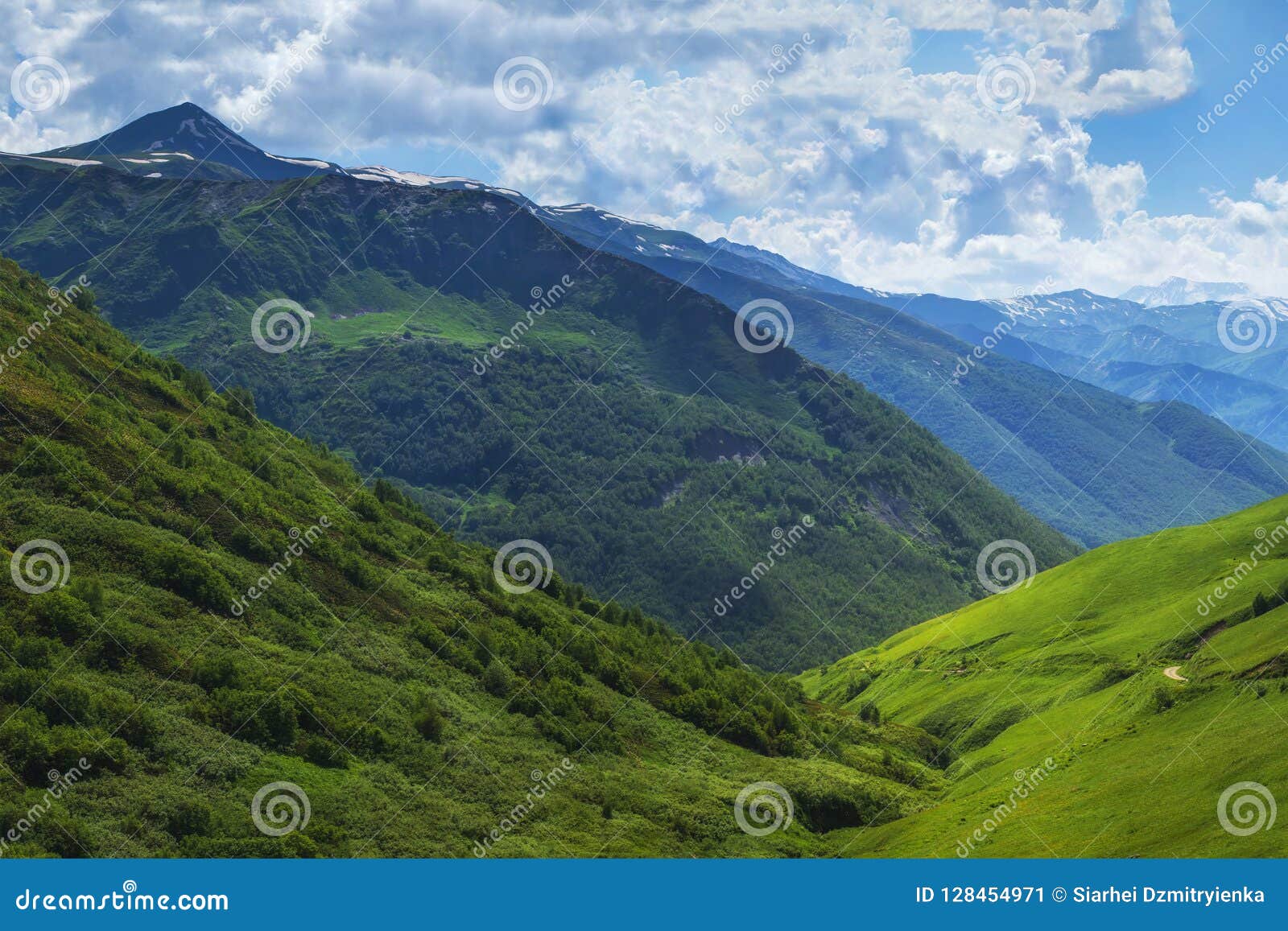 Belle Gamme Di Montagne Paesaggio Della Montagna Il Giorno Soleggiato Di Estate Con Le Nuvole Bianche In Cielo Blu Natura Di Paes Immagine Stock Immagine Di Rurale Paesaggio