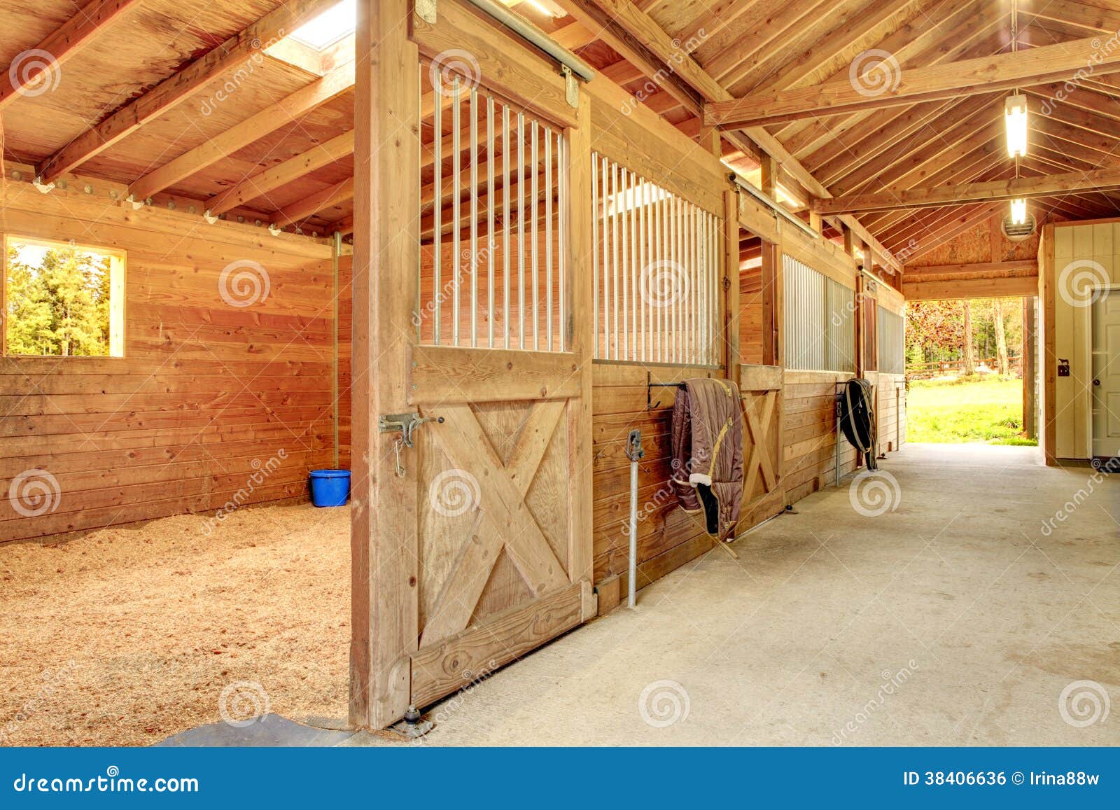 Belle grange stable propre photo stock. Image du ferme 38406636