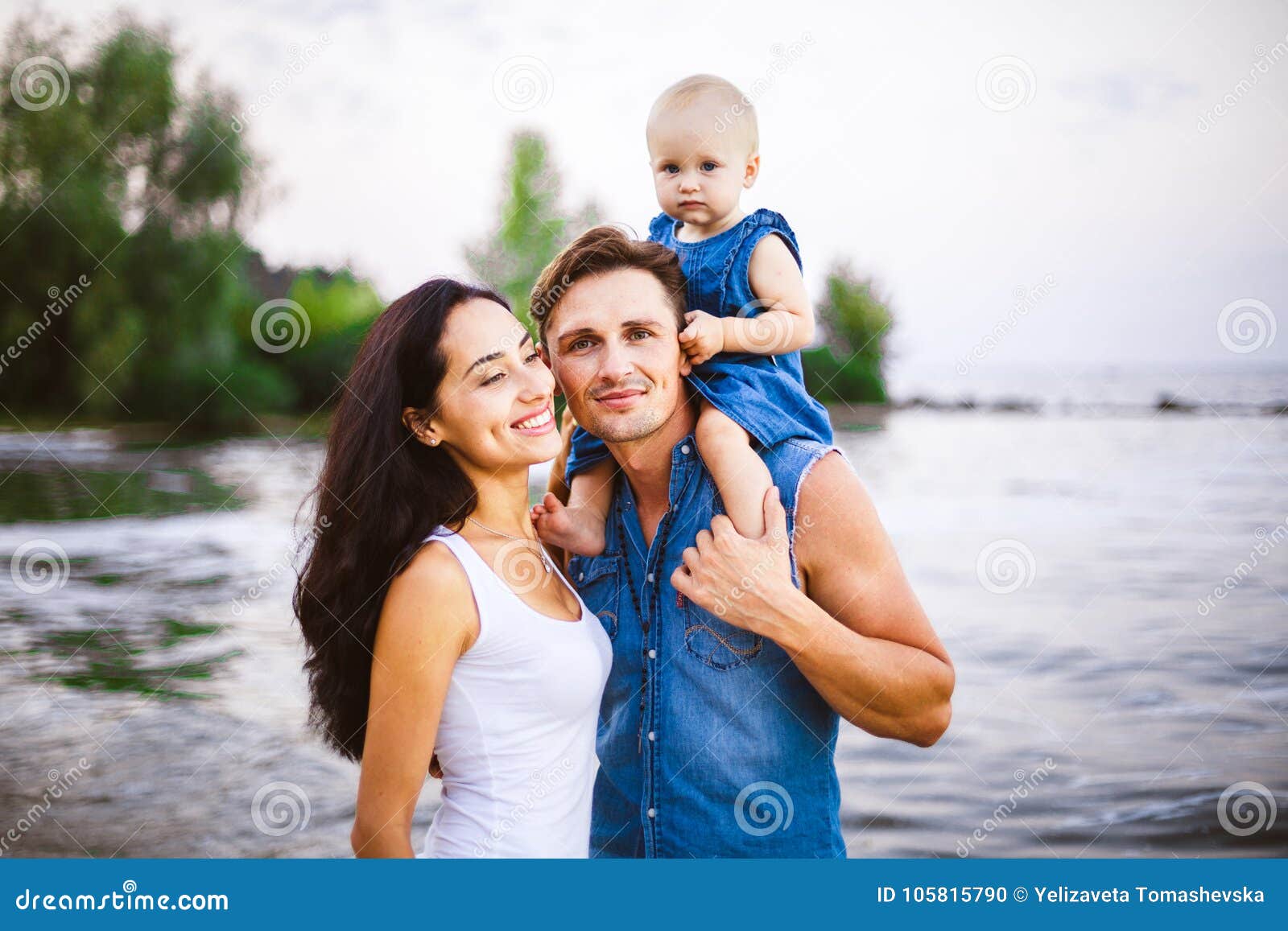 Belle Jeune Famille Des Vacances Avec Le Bebe Le Pere Tient La Fille Blonde Dans Des Ses Bras Et La Mere Du S De Brune Etreint Photo Stock Image Du Belle Jeune Famille Des Vacances Avec Le Bebe Le Pere Tient La Fille Blonde Dans Des Ses Bras Et La Mere Du S De Brune Etreint Photo Stock Image Du