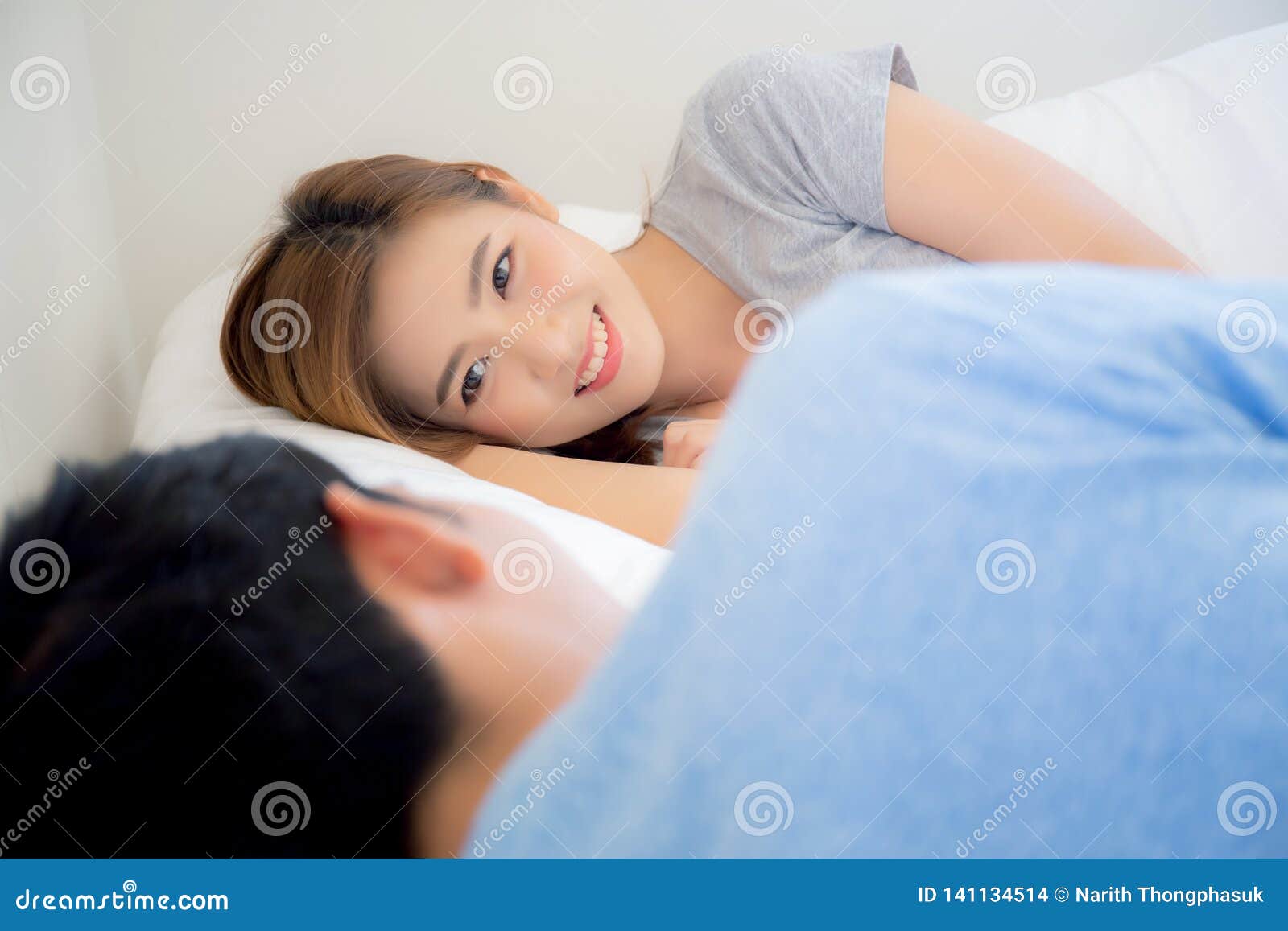 Belle Jeune Femme Asiatique Regardant L Homme L Amour Romantique Menteur Heureux Et Souriant De Couples De L Asie Ensemble Dans Photo Stock Image Du Amour Jeune Belle Jeune Femme Asiatique Regardant L Homme L Amour Romantique Menteur Heureux Et Souriant De Couples De L Asie Ensemble Dans Photo Stock Image Du Amour Jeune