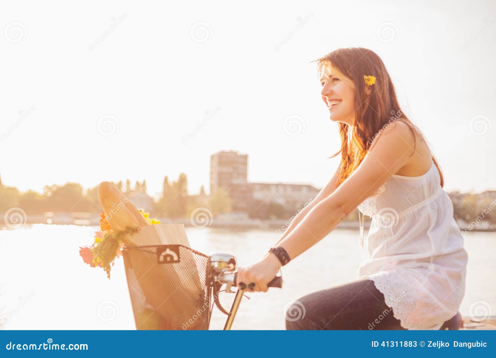 printemps femme avec une bicyclette