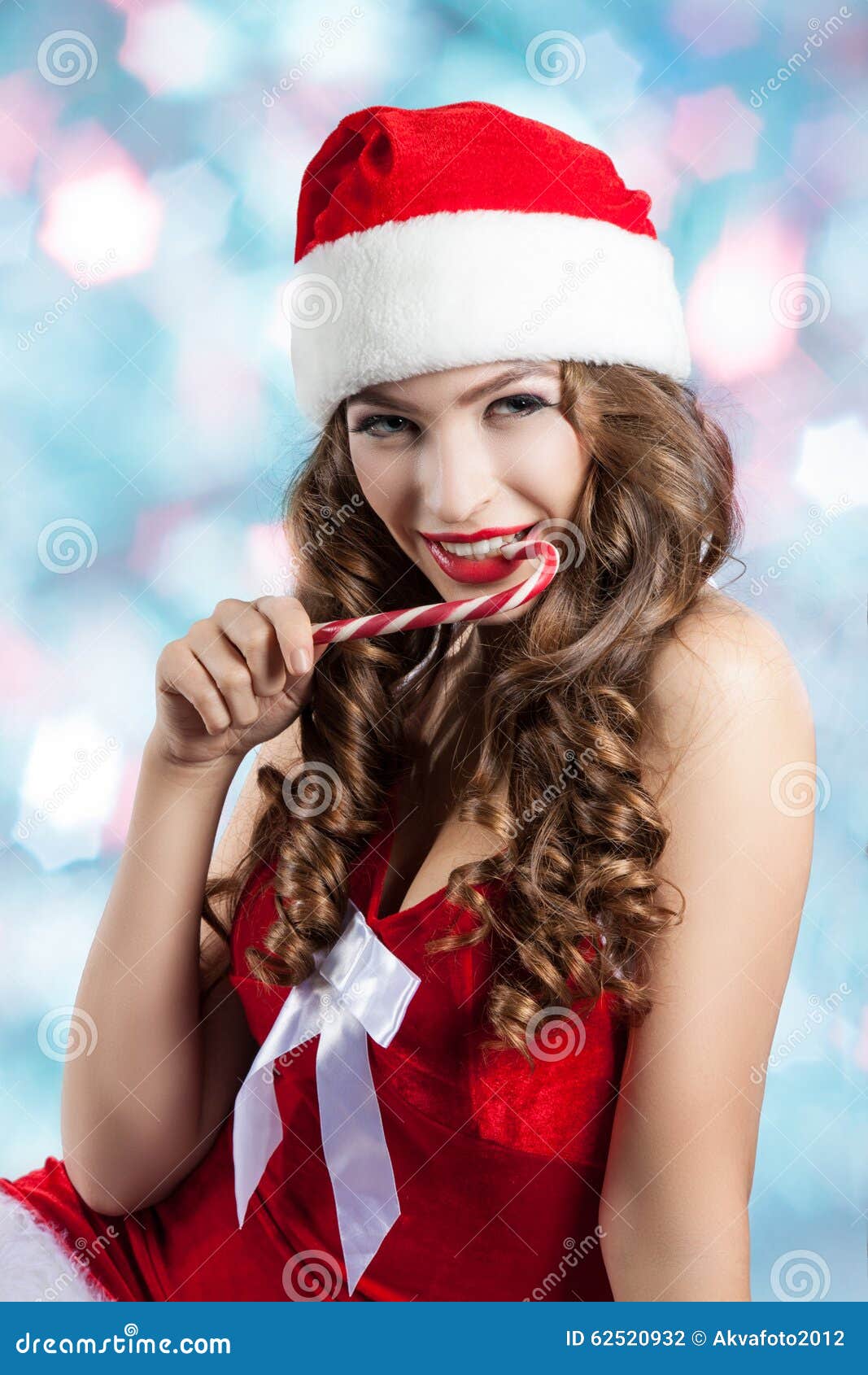 Une Femme En Costume De Danses Orientales Dans Un Bonnet De Noel