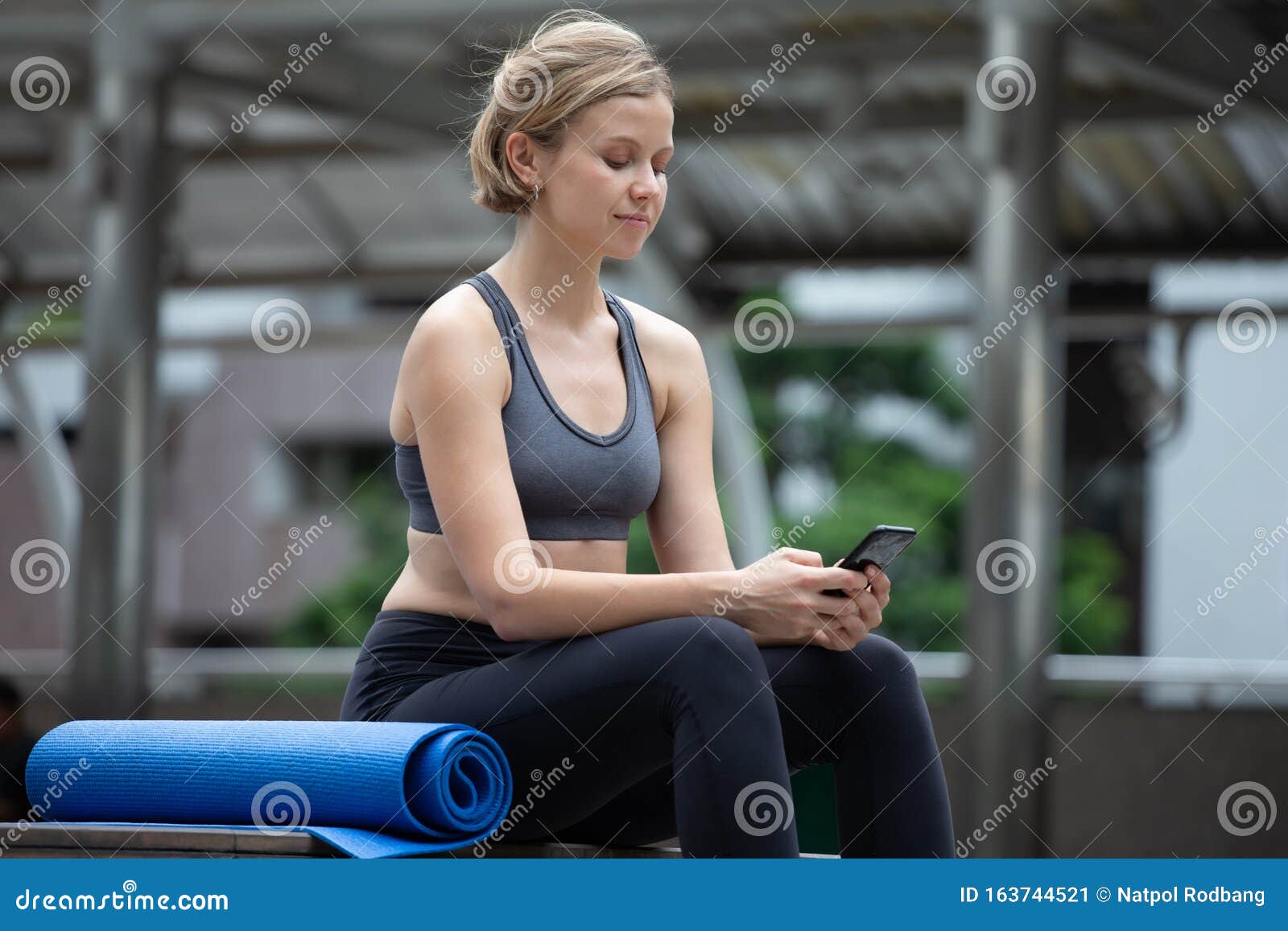 Jeune adulte femelle dans tenue de sport Faire yoga dans le parc