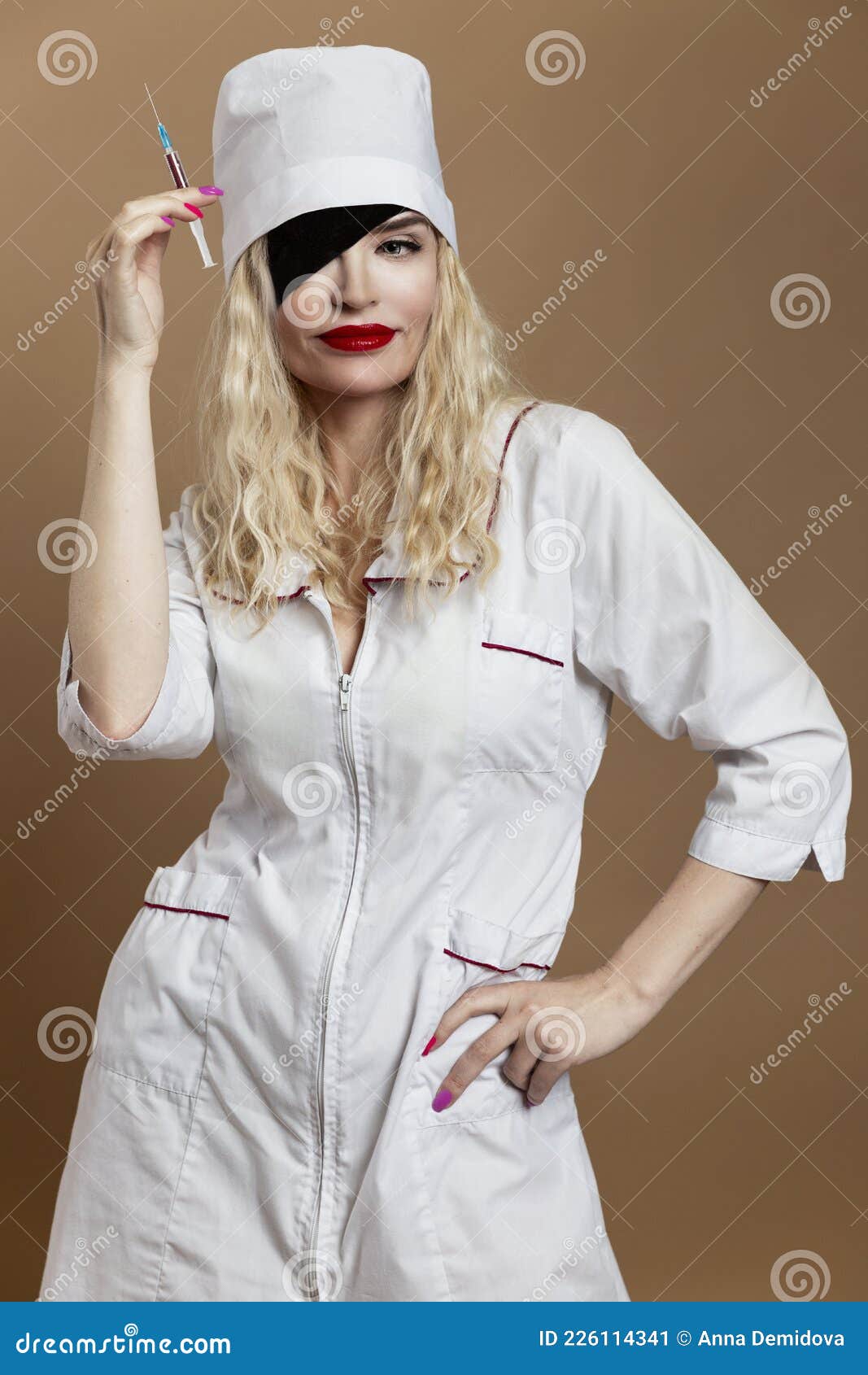 Une Femme Avec Un Chapeau D'infirmière