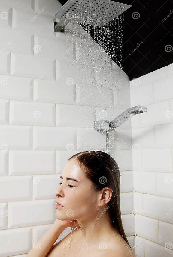 Belle Jeune Femme Nue Prenant La Douche Dans La Salle De Bains Image stock Image du humide