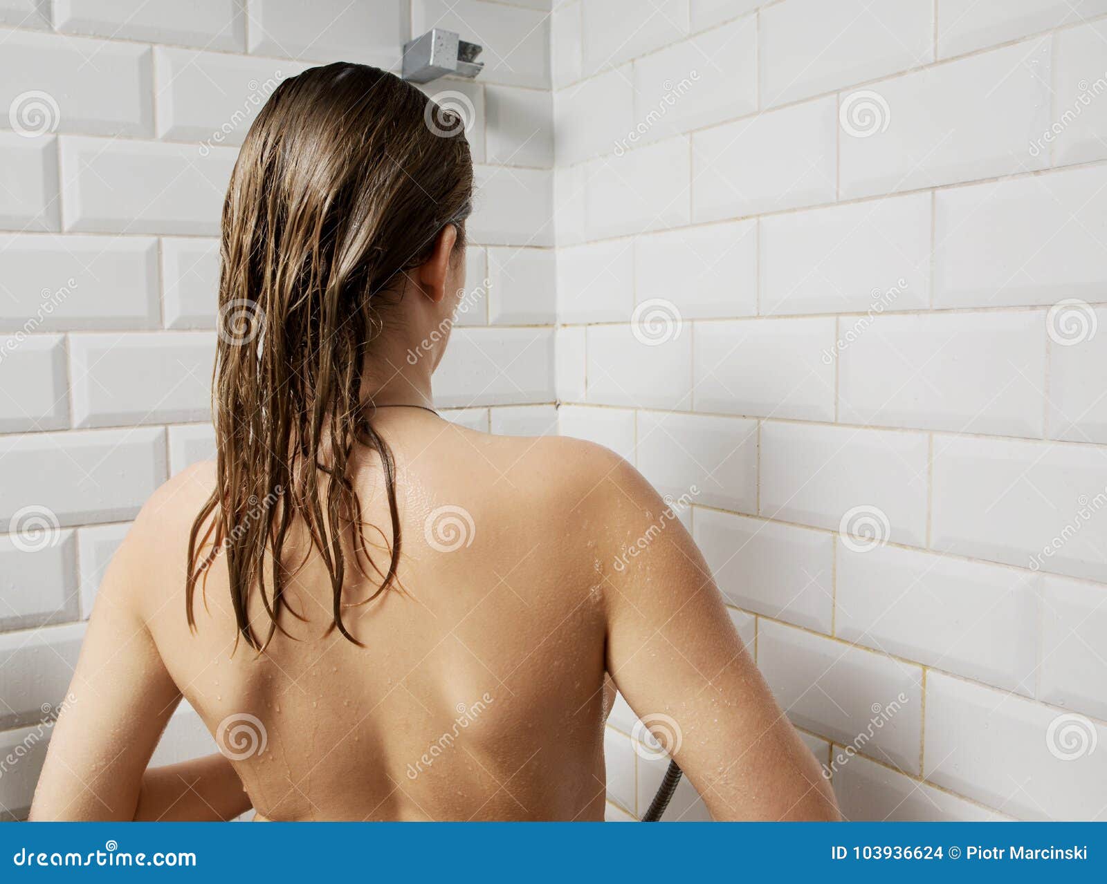 Nu Dans La Salle De Bain Belle Jeune Femme Nue Prenant La Douche Dans La Salle De Bains Photo stock - Image du tête, dame: 103936624