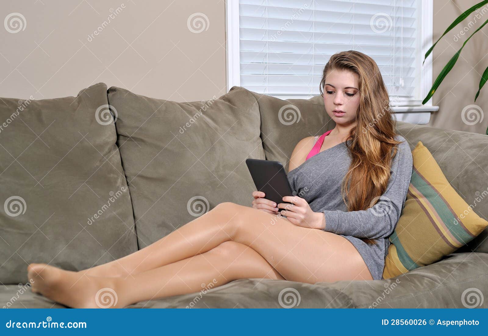 Belle Jeune Femme Sur Le Divan Avec Lelecteur Photo Stock Image Du