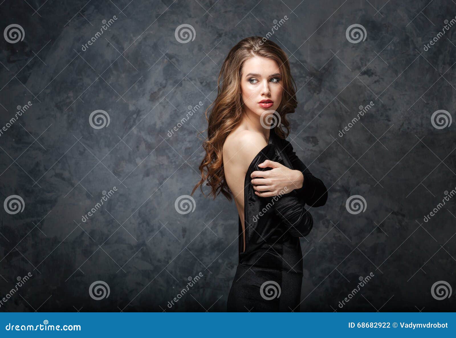 Femme Sexy Dans La Robe Blanche Avec Le Dos Nu Photo stock 