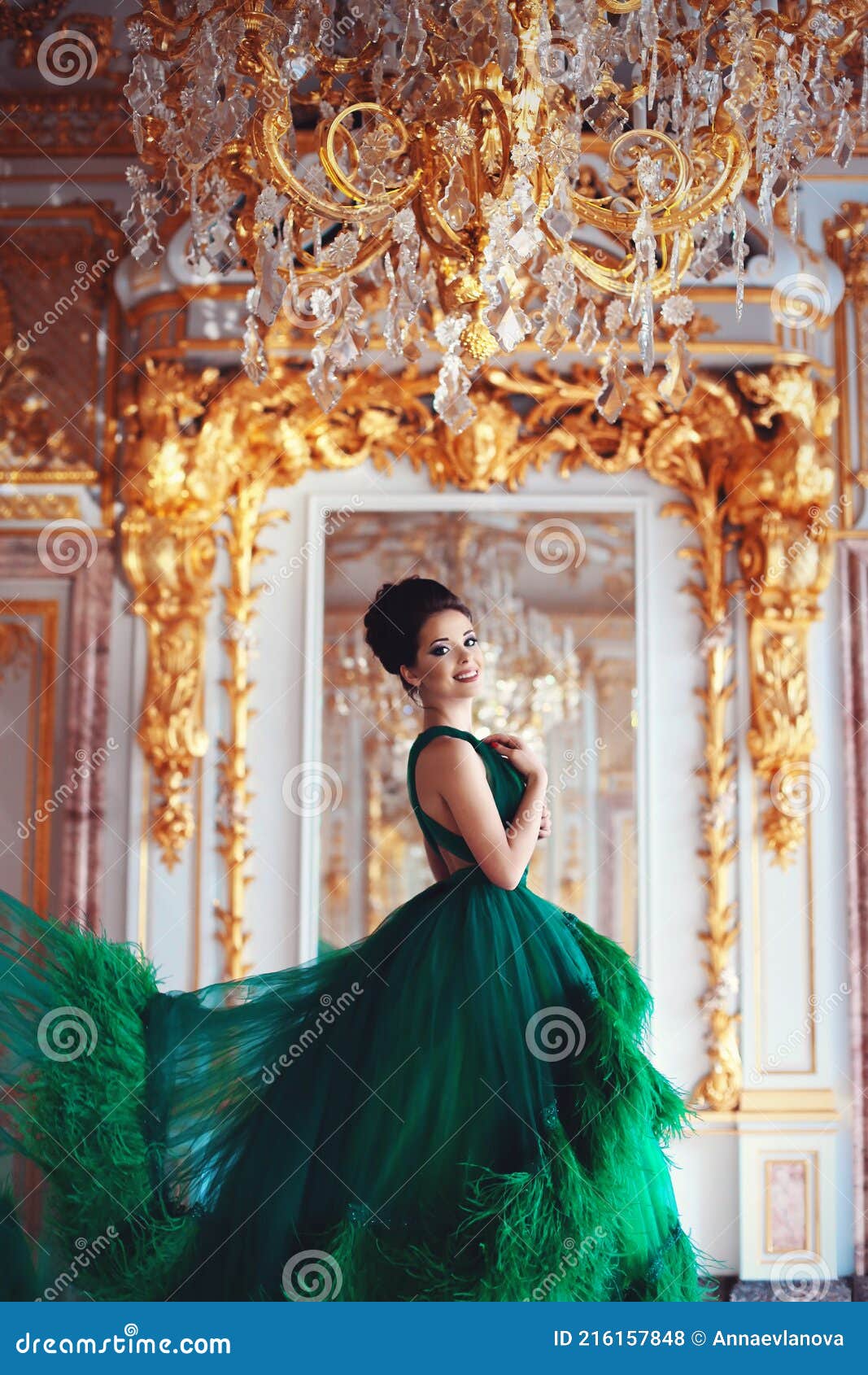 Belle Jeune Fille Debout Dans Une Robe Haute Couture Verte Dans Un Luxueux  Intérieur En or. Photo stock - Image du classique, antique: 216157848