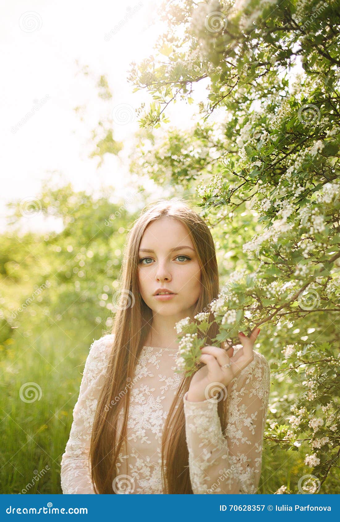 Belle jeune fille en fleur image stock. Image du femelle 70628357