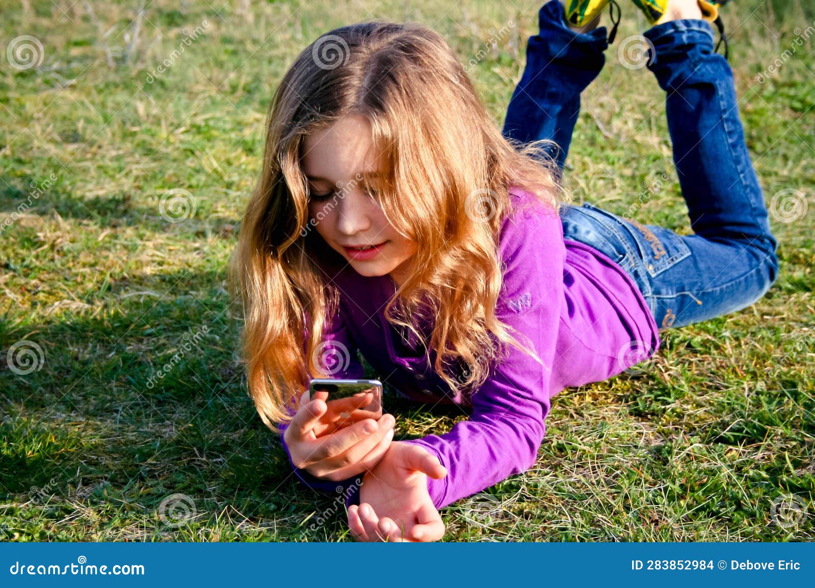 Belle Jeune Fille Utilisant Son Smartphone Pour Appeler Ou Envoyer Un Message Photo Stock