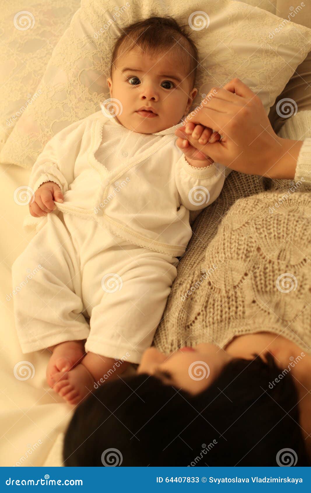 Belle Mere Avec Les Cheveux Fonces Courts Et Son Petit Bebe Garcon Mignon Image Stock Image Du Chambre Maison Belle Mere Avec Les Cheveux Fonces Courts Et Son Petit Bebe Garcon Mignon Image Stock Image Du Chambre Maison