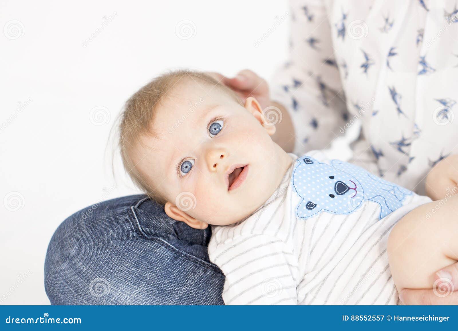Belle Mere Et Bebe Garcon Se Situant Dans Le Lit Dans La Chambre D Enfant Image Stock Image Du Toddler Soins Belle Mere Et Bebe Garcon Se Situant Dans Le Lit Dans La Chambre D Enfant Image Stock Image Du Toddler Soins