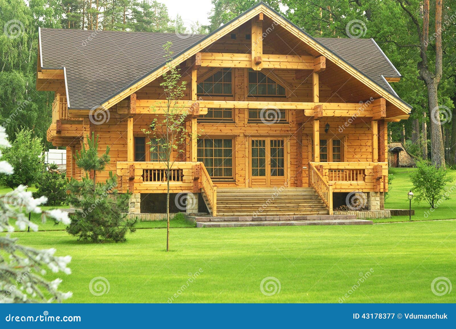 Belle Maison En Bois Dans La Forêt Image stock Image du bois, arbres 43178377