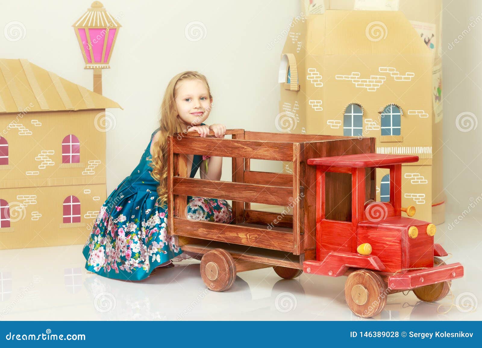 Belle petite fille 5-6 ans photo stock. Image du cadre - 146389028