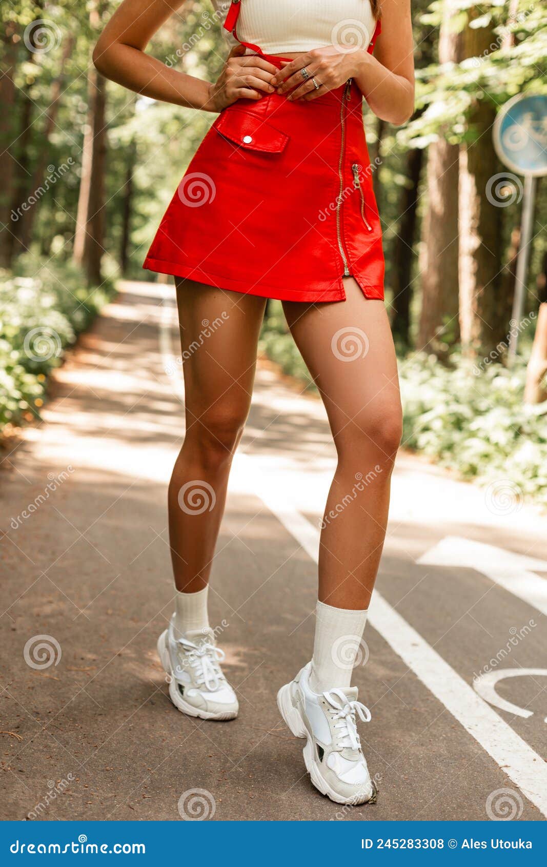 Belle Petite Fille Avec Des Jambes Dans Une Jupe Rouge à La Mode