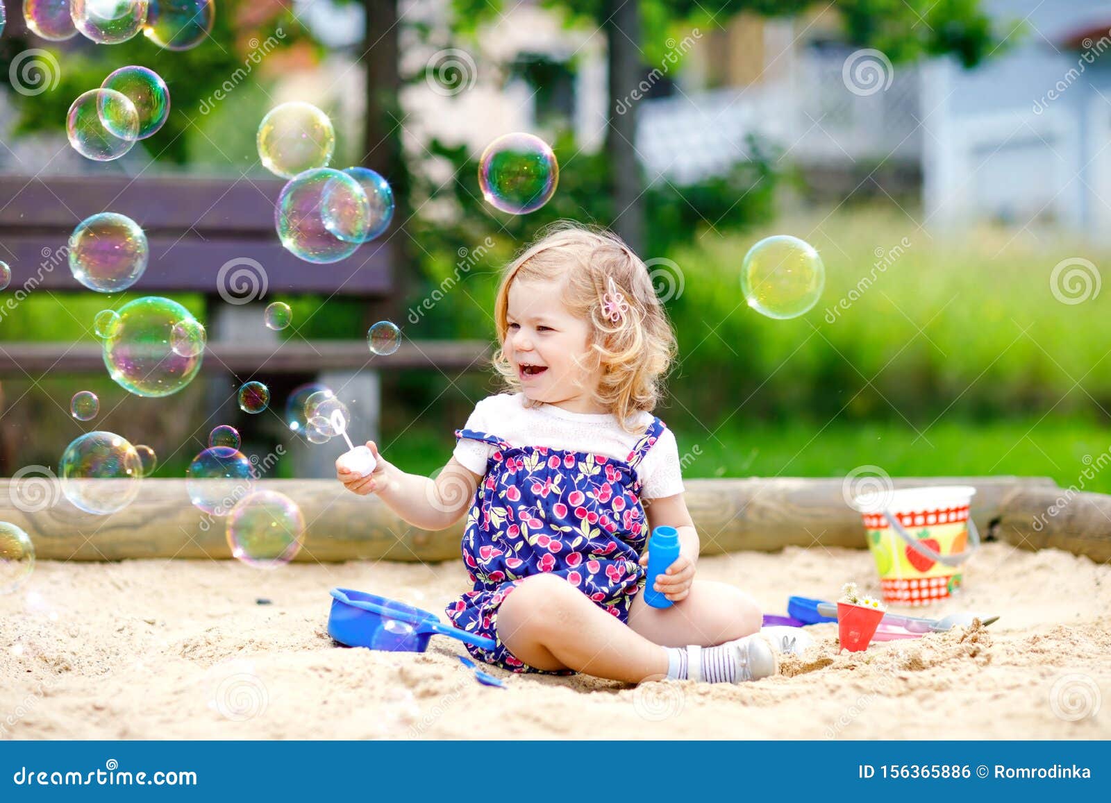 Joli Petit Bébé Frisé Joue Avec Un Ballon Coloré Sur La Plage
