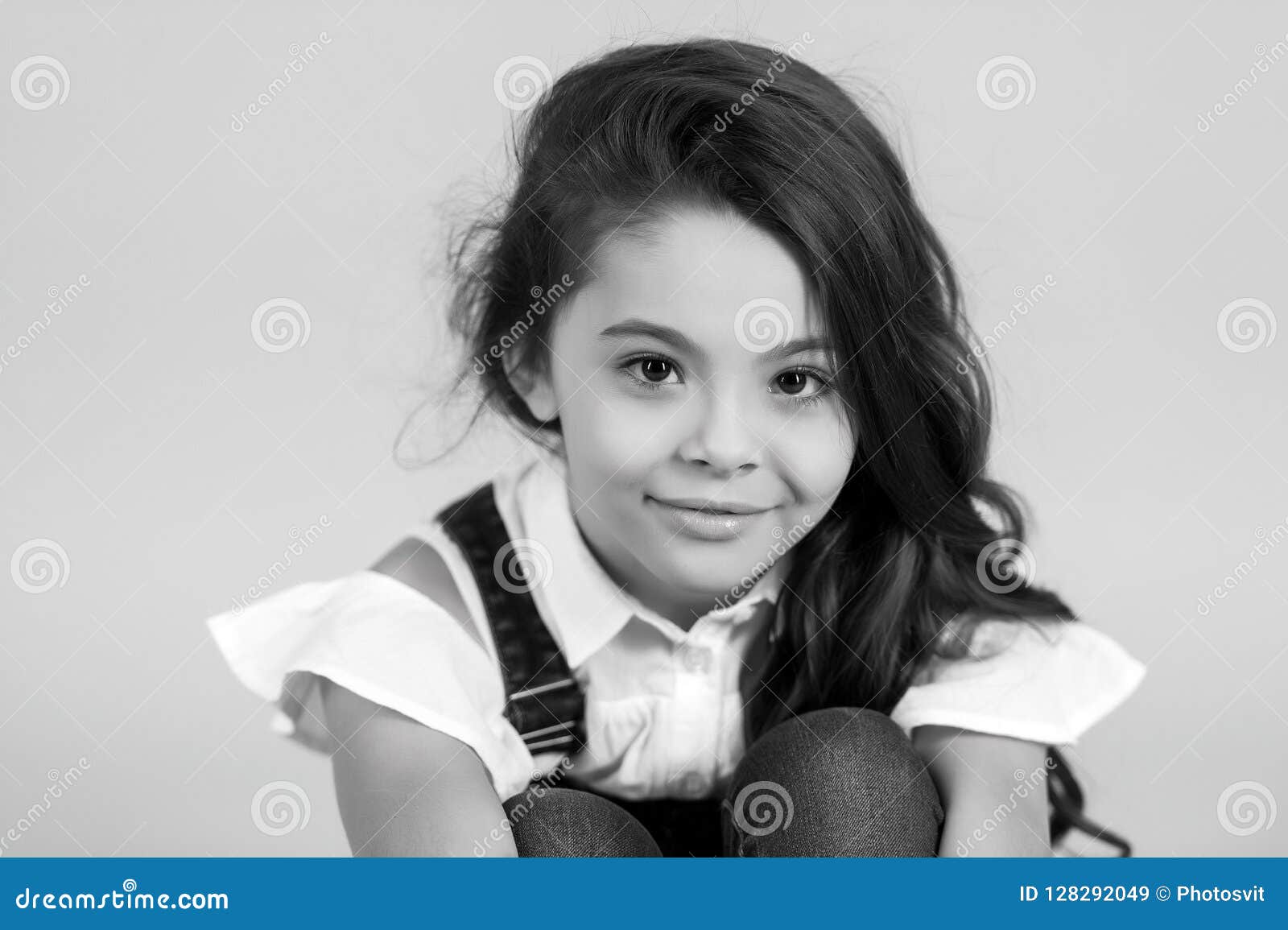 Belle Petite Fille Bouclee De Brune Petite Fille Heureuse Noire Et Blanche Image Stock Image Du Jeune Enfance Belle Petite Fille Bouclee De Brune Petite Fille Heureuse Noire Et Blanche Image Stock Image Du Jeune Enfance
