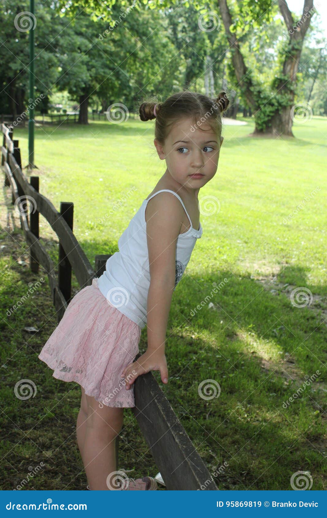 Belle Petite Fille Posant Dans Une Mini Jupe Image stock - Image du  verticale, coupe: 95869819