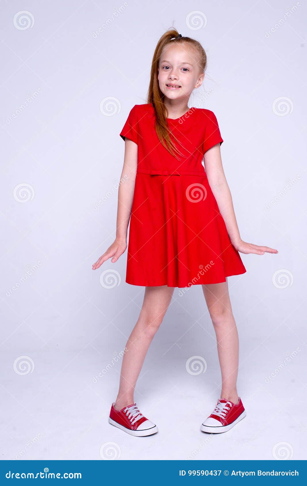 Belle Petite Fille Rousse Dans La Robe Rouge Et Des Espadrilles Posant L  Image stock - Image du amical, vêtement: 99590437